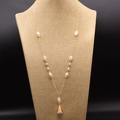 Collana di perle barocche con ciondolo avvolto in filo dorato su busto nero - Catena per Maglioni a Rombo Simmetrico Rame Placcato Oro 18K-72cm