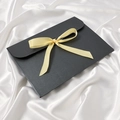 Elegante confezione regalo nera a busta per sciarpe con fiocco in seta giallo pallido - grigio scuro