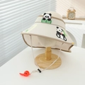 Detail eines beigen Kinder-Sonnenhuts mit roter Pfeife und Panda-Druck-Design - 52-54cm (3-8 Jahre) / Beige
