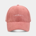 Détail de la broderie 'whatever' sur la casquette en velours rose à visière courbée - Réglable / Rose