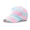 Dettaglio del cappellino da baseball in cotone a righe arcobaleno dai toni pastello - Regolabile / Blu Nuvola Rosa