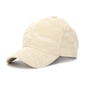Detalle de gorra de béisbol crema con textura plisada única y diseño de seis paneles - Talla Única(Ajustable) / Blanco Roto