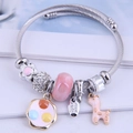 Stahldraht-Charm-Armband mit rosa Hirsch, Blumenanhängern und Kristallperlen - Rosa