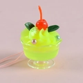 Miniatuur groene ijscoupe hanger met kers en roze elastisch koordje aan top - Bleekgroen