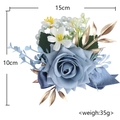 Handgefertigte hellblaue Rosen-Handgelenk-Korsage mit blauer Perlenkette für Brautjungfern - Handgelenk-Corsage / Dunstblau