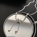 Collana con nappa a farfalla satinata in argento su superficie riflettente a specchio - Collana / Argento - Catena a Serpente con Nappa a Farfalla Opaca