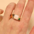Anillo vintage chapado en oro con gema blanca y grabados florales de mujer - Estilo Piedra Blanca (DZ-206) / Oro KC