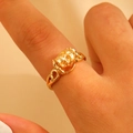 Close-up van gouden gothic schedelring met hartvormige uitsparingen aan de zijkant - Schedel Hart Opengewerkt Stijl (S115)