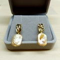 Boucles d'oreilles perles baroques avec clous dorés texturés dans un écrin - Jaune