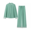 Dettaglio del set camicia e pantaloni verde chiaro con piume bianche su polsini e fondo - S / Ciano
