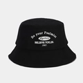 Dettaglio del cappello alla pescatora nero con grafiche bianche Be your Psalmist stampate - Nero