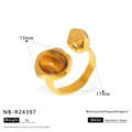 Makroansicht des 18K vergoldeten Edelstahlrings mit ovalem Tigerauge-Stein 13mm - Goldrand Rundes Tigerauge Stil (NB-R24397)