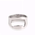Polierter silberner Edelstahl-Flaschenöffner-Ring auf weißem Hintergrund für Damen und Herren - US 8 / Silber