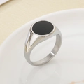 Anello a sigillo minimalista in acciaio argento con smalto nero tondo centrale - US 5 / 11mm Acciaio