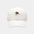 Détail de la broderie de rose rouge sur une casquette en coton blanc avec coutures fines - M(56-58cm) / Blanc