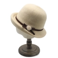 Elegante sombrero cloche de punto beige para mujer mayor con cinta marrón y lazo - M (56-58cm) / Beige