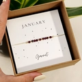Vue détaillée du bracelet artisanal en Grenat de Janvier dans son coffret cadeau raffiné - Janvier-Grenat (Coffret)