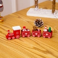 Nahaufnahme der roten hölzernen Weihnachtsbahn mit Schneemann auf hellem Holztisch - 4 Segmente / Rot