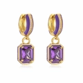 Boucles d'oreilles dorées avec pierres violettes taille émeraude et micro-cristaux - Émail Violet Zircon Violet / Violet