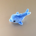 Aimant de réfrigérateur peluche dauphin bleu avec tissu doux et détails de nageoires - Dauphin