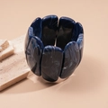 Detail der blauen Marmor Acryl Stretch Armband Blöcke auf hell strukturiertem Stein - Blau