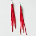 Vista detallada de pendientes largos de borla roja de estilo bohemio con ganchos - Rojo