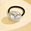 Minimalistischer silberner unregelmäßiger Metall Haargummi mit schwarzem Gummiband - Silber (K4406)