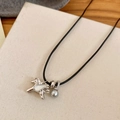Detaillierte Makroaufnahme von Zirkon-Pferdeanhänger und grauer Perle an schwarzer Kette - Silber-Schwarz