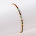 Detail eines bunten Zirkonia-Tennisarmbands mit vergoldeter Krallenfassung und Schliff - Gold Farbiger Zirkon