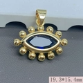 Detailansicht des vergoldeten Evil Eye Anhängers mit blauem Zirkon und Maßen 19,3*15,4mm - Blau