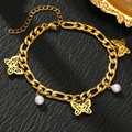 Bracciale a catena dorata con ciondoli a farfalla e perle bianche su pelle nera - Oro