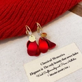 Orecchini dorati con petali rossi satinati e accenti di zircone scintillante - Rosso Oro (Perno per orecchino in argento sterling 925)