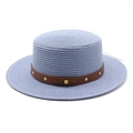 Détail du chapeau de paille bleu avec ruban en cuir marron et ornements de clous dorés - M (56-58cm) / Bleu ciel