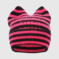 Details der gestreiften Katzenohren-Mütze in Pink und Schwarz mit flauschigem Strick - Einheitsgröße / Schwarz/Rosenrot