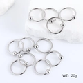 Set aus silbernen Klemmkugelringen aus Edelstahl auf weißem Stein mit 20g Gewichtsangabe - 10er Pack / Stahlfarbe