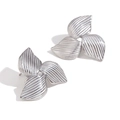 Pendientes de trébol plateado con textura vertical y diseño minimalista de acero inoxidable - Pendientes de Botón Boomerang de Tres Hojas (Plata) / Color Acero