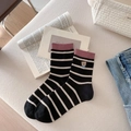 Rosa und schwarz gestreifte Socken mit niedlicher brauner Bärenstickerei für Damen - Schwarz