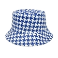 Detail van blauw-wit pied-de-poule patroon op een stijlvolle katoenen vissershoed - M (56-58cm) / Blauwe houndstooth