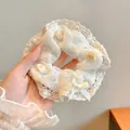 Witte kanten scrunchie met beige bloemen en zijden strik in vintage stijl - 2# Bloem Stijl