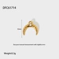 Détail d'un pendentif lune en plaqué or PVD avec texture martelée et pierre de zircon - DFC61714-Pendentif Croissant de Lune en Strass Doré