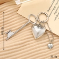 Portachiavi vintage a cuore argentato con ciondolo a chiave su sfondo in maglia - Ciondolo / Stile Chiave Ovale (K3745)