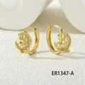 Primer plano detallado de pendientes de aro dorados con motivos de luna creciente y estrellas - Diseño de Animal Estrella Luna (ER1347-A)
