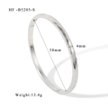 Vista dettagliata del bracciale in acciaio inossidabile argento con motivo geometrico e 58mm - HF-B5205 Argento Martellato Larghezza 4 mm