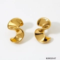 Irregular 316 stainless steel earrings with a twisted sculptural design in gold finish - Streamlined S Earrings (KDE2547) / Gold