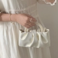 Détail de la poignée en perles sur un sac nuage blanc plissé avec fini satiné élégant - Blanc perle