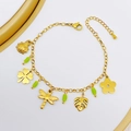 Bracciale dorato fatto a mano con perline verdi e ciondoli a libellula su fondo bianco - 17+4cm / Libellula e Foglia (Oro con perline verdi)