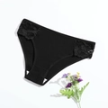 Schwarzer Damen-Slip aus gerippter Baumwolle mit Spitzenbesatz auf weißem Hintergrund - Schwarz