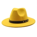 Detalle de sombrero fedora de lana amarilla con cinturón de cuero negro y remaches - M (56-58cm) / Amarillo