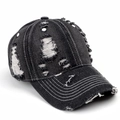 Gros plan sur une casquette en jean gris foncé avec détails déchirés et coutures contrastées - Réglable / Noir