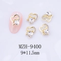 Dettaglio di ciondolo unghie a cuore dorato 3D con zirconi e scritta Love traforata - Stile Zircone Bianco con Base Oro(9400)